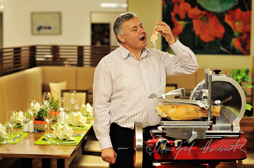 Alois Gölles schneidet Vulcano Rohschinken in seinem Restaurant
