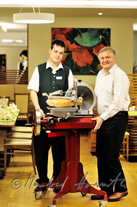 Alois Gölles schneidet Vulcano Rohschinken in seinem Restaurant