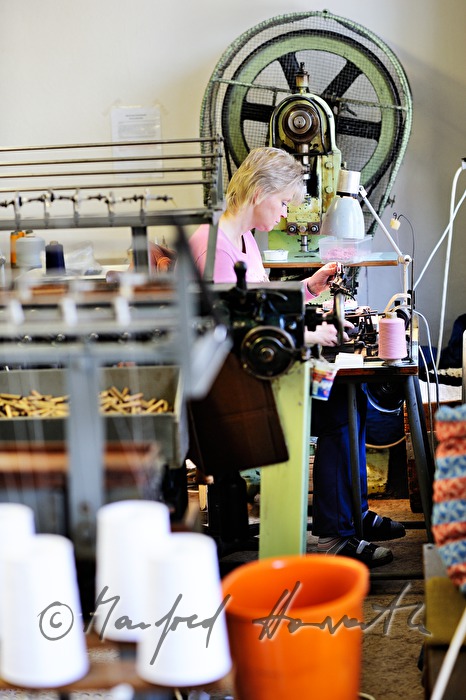 Arbeiterin in der Zwirnknopf-Fabrik Slesinger