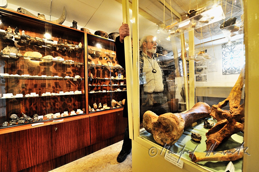 Privat-Archäologe öffnet die Vitrine in seiner Sammlung