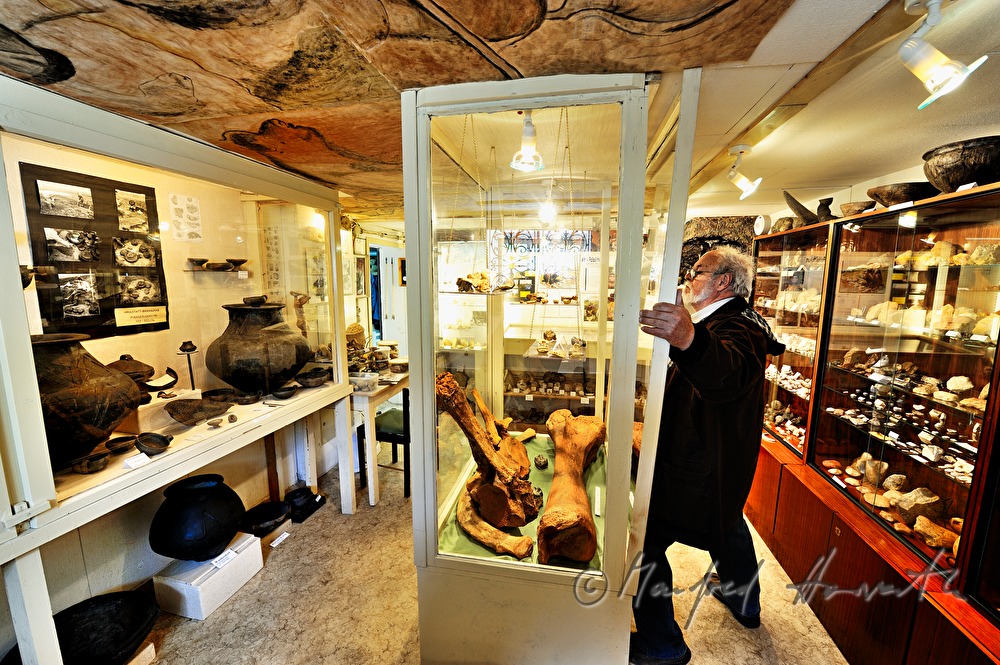 Privat-Archäologe öffnet die Vitrine in seiner Sammlung
