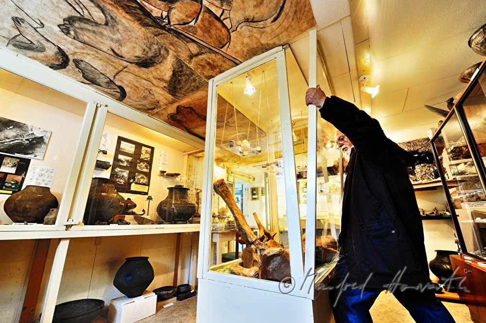 Privat-Archäologe öffnet die Vitrine in seiner Sammlung