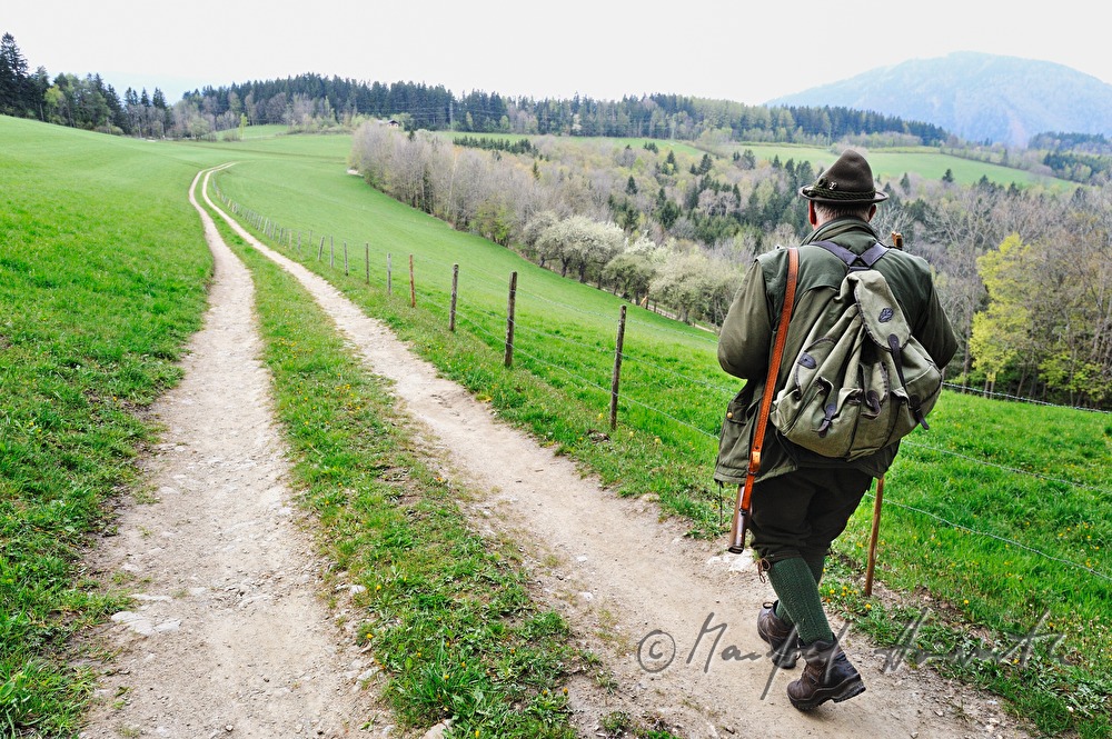 Jäger am Morgen auf dem Weg zum Hochstand