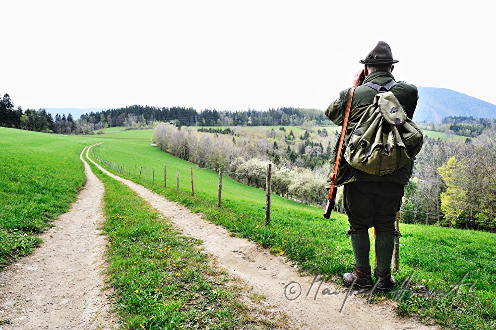 Jäger am Morgen auf dem Weg zum Hochstand