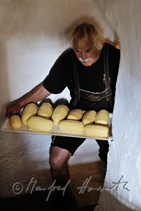 Senner bringt selbstgemachte Butter aus dem Keller