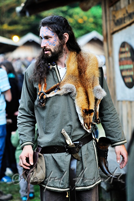 Darsteller mit Fuchs-Umhang beim Keltenfest