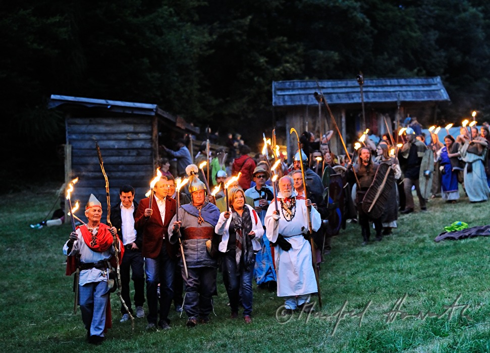 Darsteller umrunden das Sonnwend-Feuer beim Keltenfest