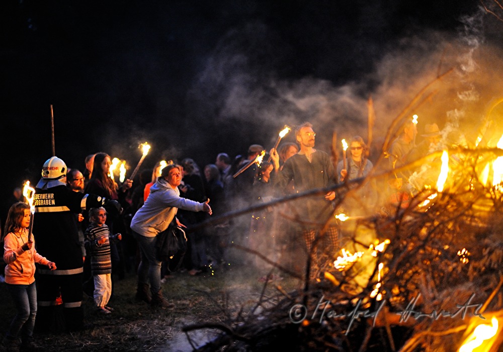 Sonnwendfeuer und Besucher beim Keltenfest