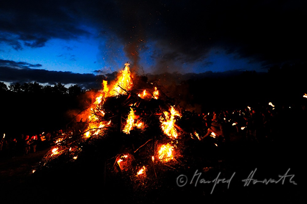 Sonnwendfeuer und Besucher beim Keltenfest