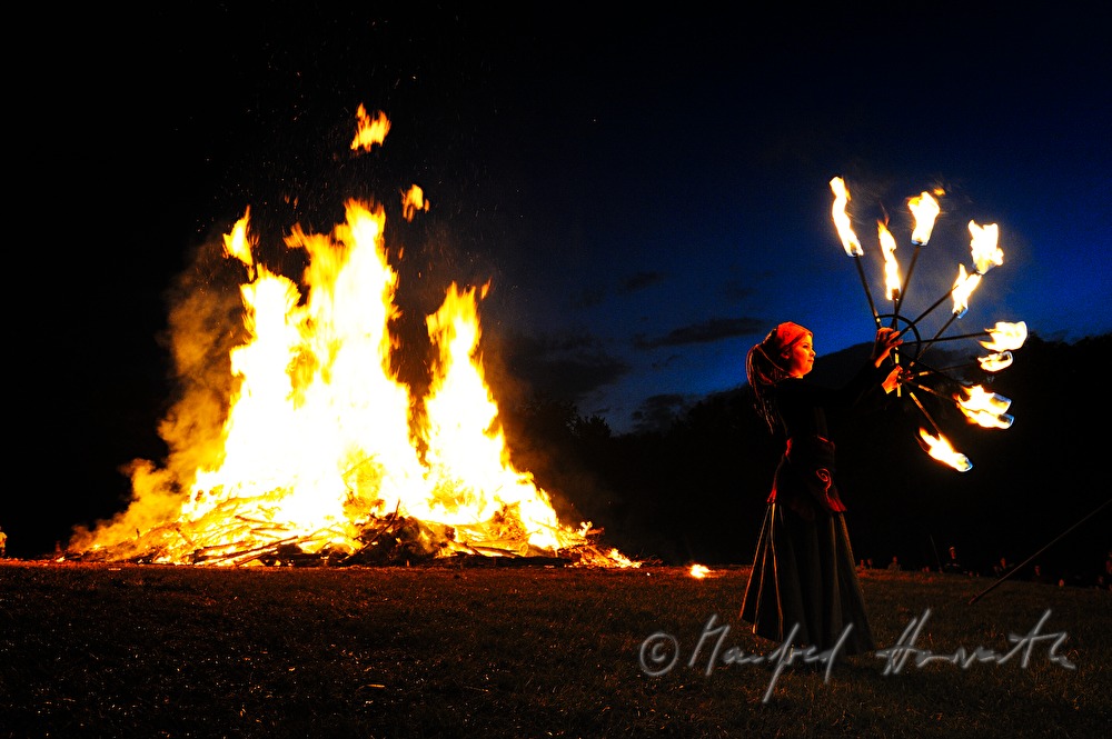 Jongleurin mit Sonnwendfeuer beim Keltenfest