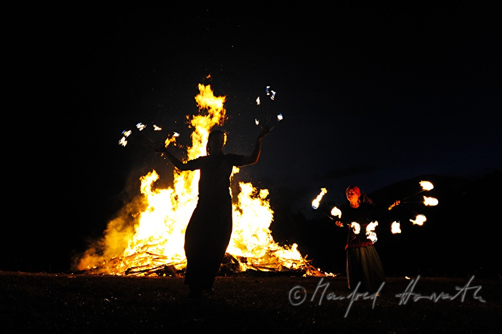 Jongleurin mit Sonnwendfeuer beim Keltenfest