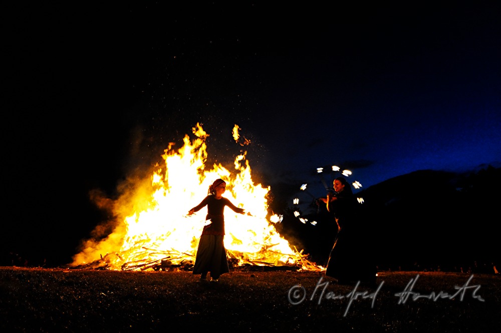 Jongleurin mit Sonnwendfeuer beim Keltenfest