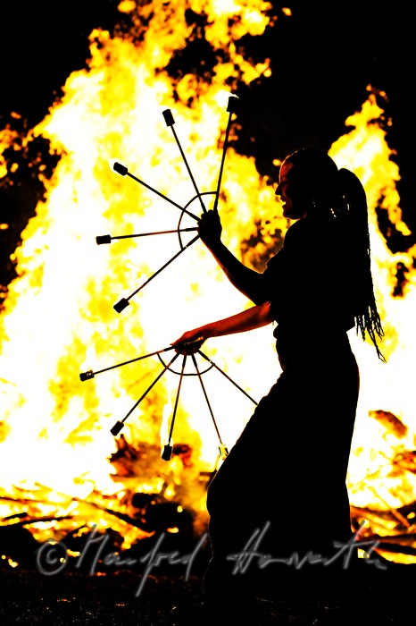 Jongleurin mit Sonnwendfeuer beim Keltenfest