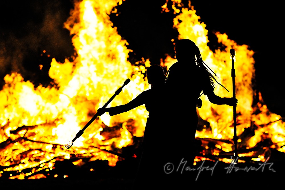 Jongleurin mit Sonnwendfeuer beim Keltenfest