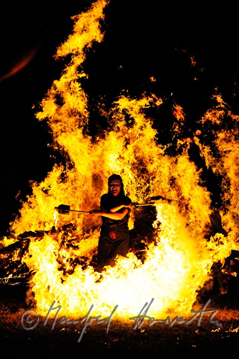 Jongleurin mit Sonnwendfeuer beim Keltenfest