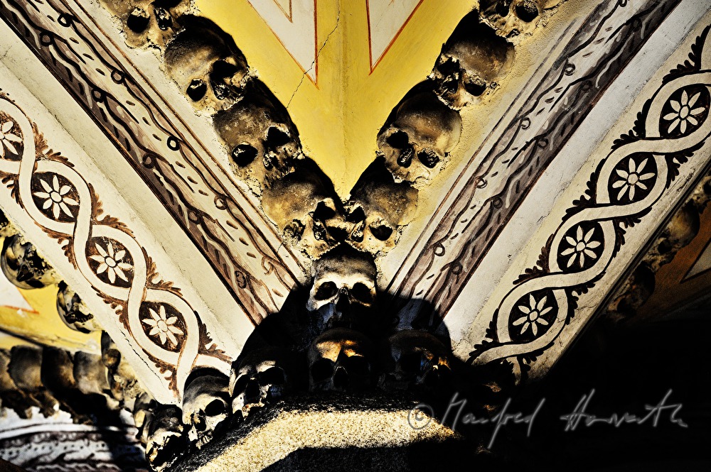 Kapelle der Knochen (Capela dos Ossos)