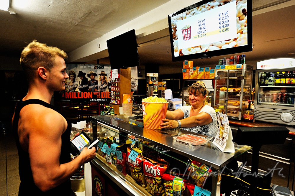 Muskelmann kauf Popcorn im Kino-Buffet