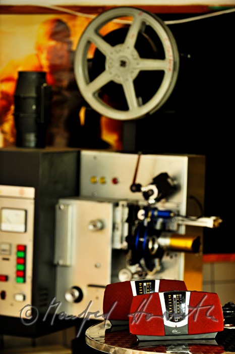 Verleih-Radiogeräte und alter Analog-Filmprojektor