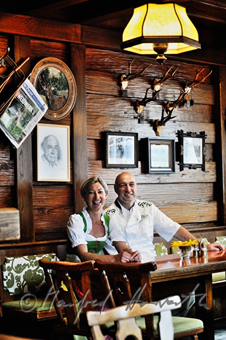 Wirtsleute Sonja und Hubert Kalteisam Stammtisch in ihrem Gasthaus