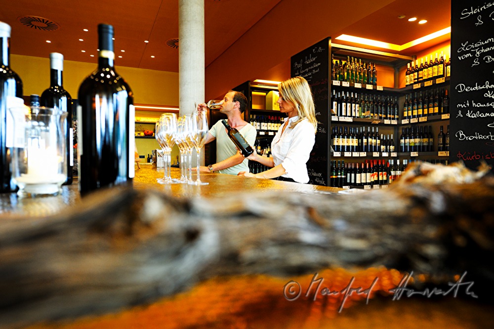 Besucher verkosten Wein in der Vinothek
