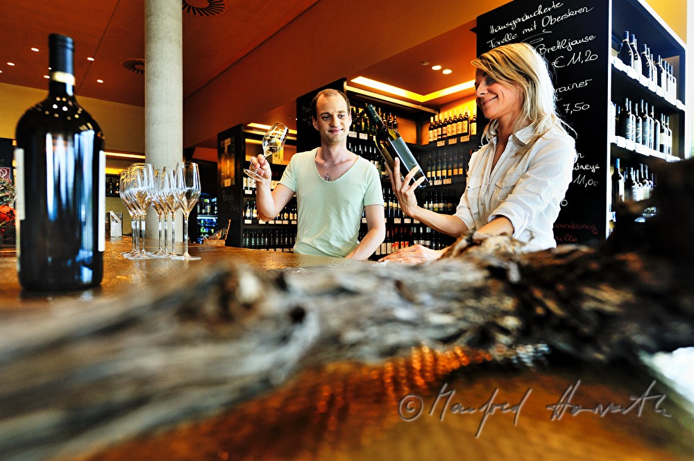 Besucher verkosten Wein in der Vinothek