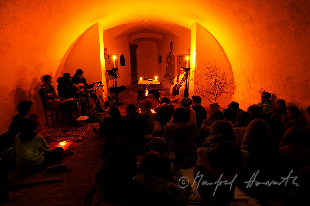 Andacht mit Firmungs-Anwärtern in der Krypta bei Kerzenlicht