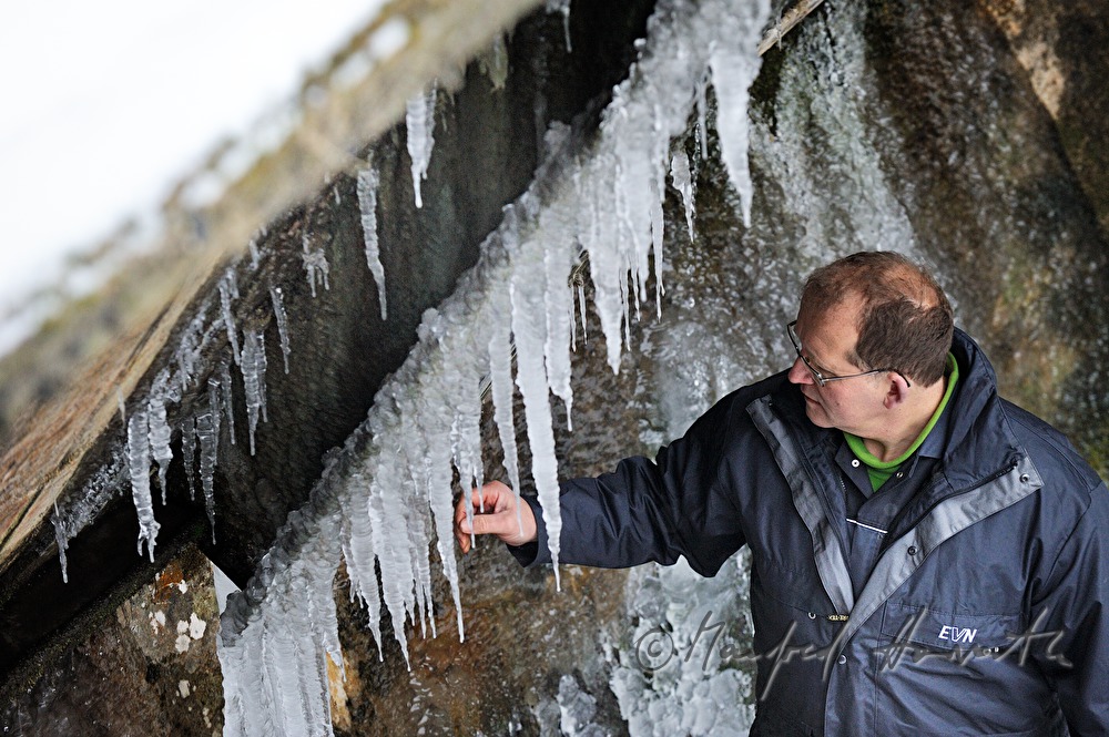 Winter-Inspektion der Schleuse des Kraftwerkes