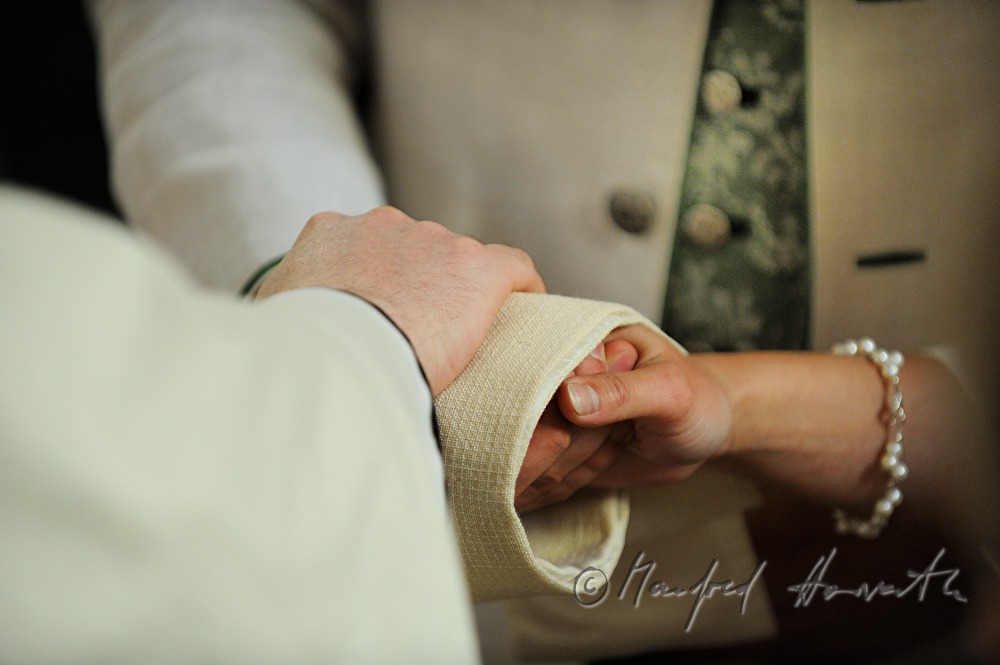 Hochzeitspaar vor dem Trau-Altar in der Pfarrkirche