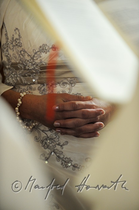 Hochzeitspaar vor dem Trau-Altar in der Pfarrkirche