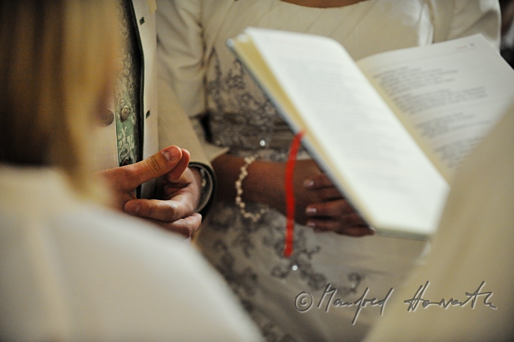 Hochzeitspaar vor dem Trau-Altar in der Pfarrkirche