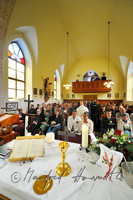 Hochzeitspaar vor dem Trau-Altar in der Pfarrkirche