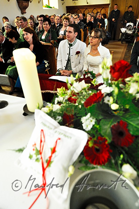 Blick über den Altar zum Brautpaar
