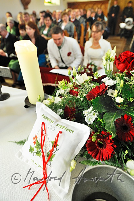 Blick über den Altar zum Brautpaar