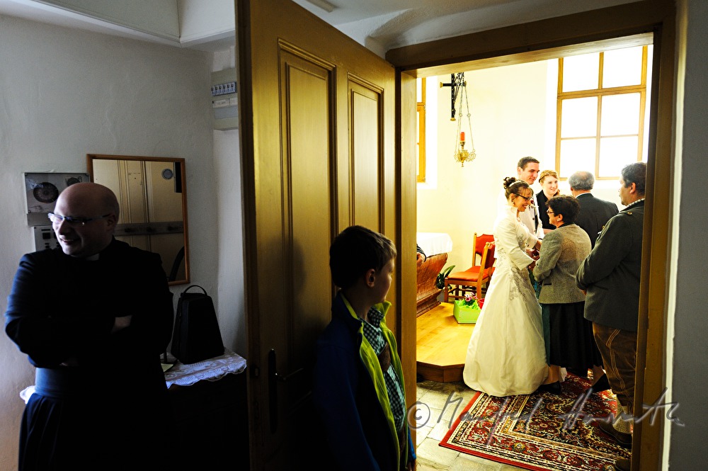 Pfarrer und Ministrant in der Sakristei nach der Trauung