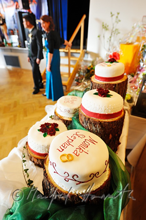 Hochzeitstorten am Rand der Tanzfläche