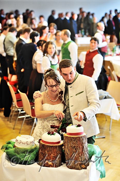 Hochzeitspaar schneidet die Hochzeitstorte an