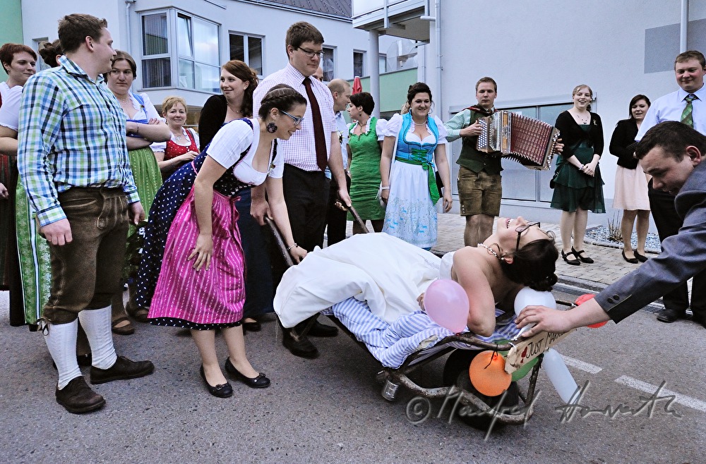 Braut entführen bei der Hochzeitsfeier