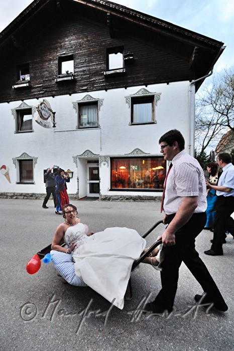 Braut entführen bei der Hochzeitsfeier