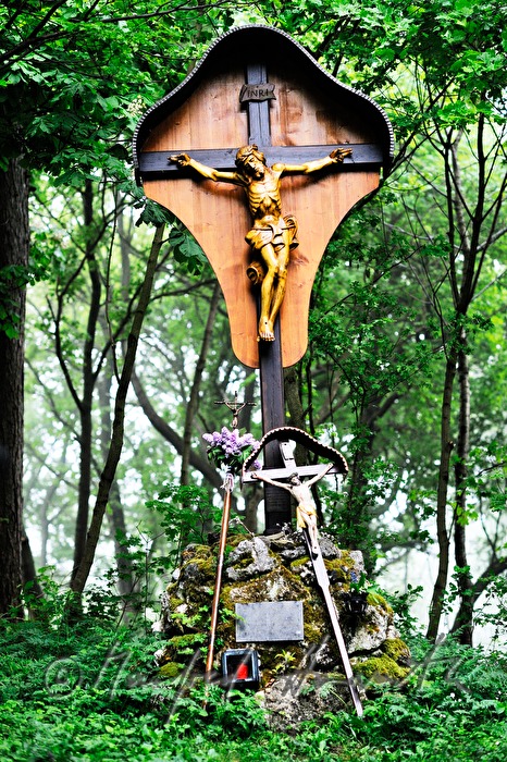geschmücktes Kruzifix der Wallfahrer bei Wald-Kapelle