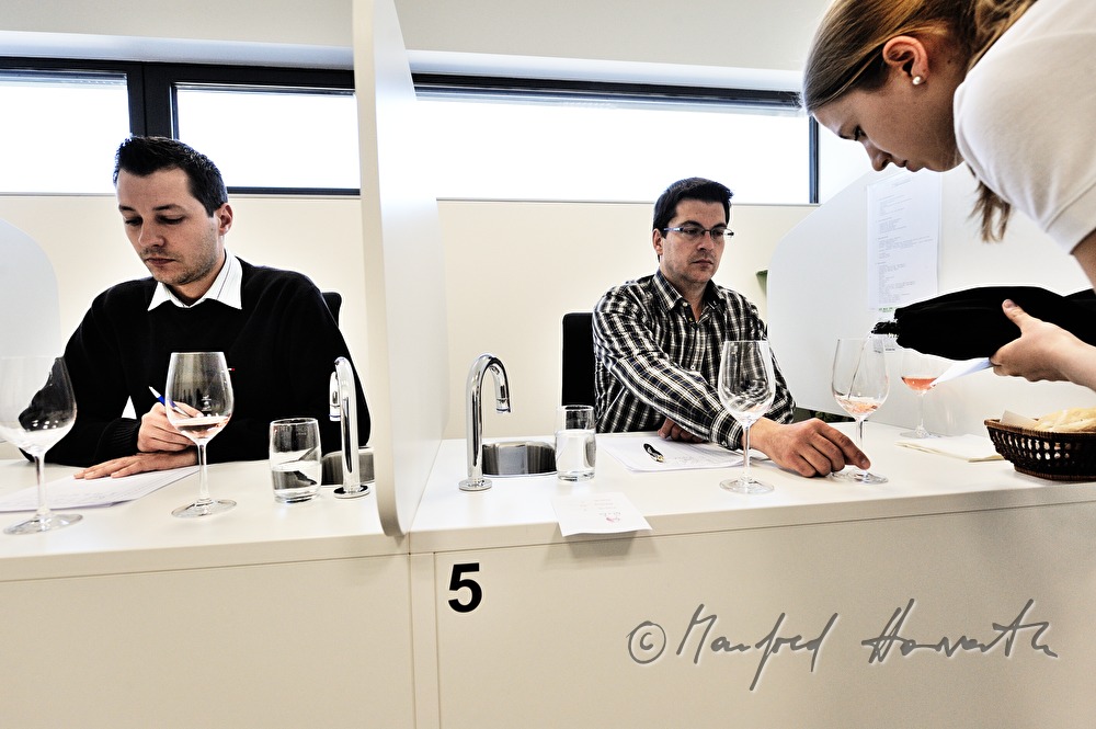 Weinverkostung von Rosé-Weinen durch eine Jury