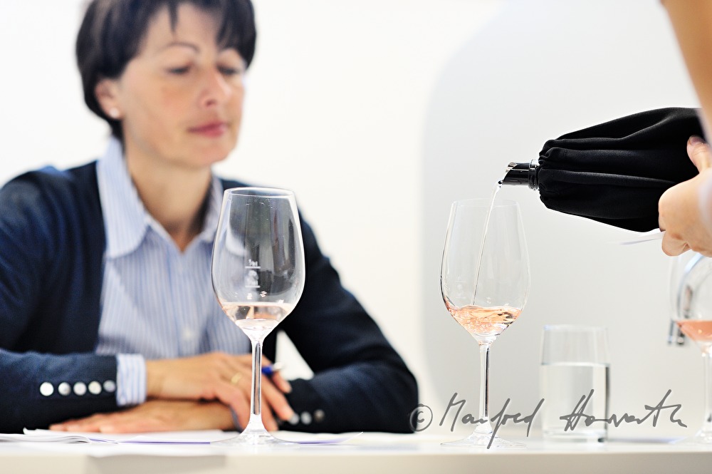 Weinverkostung von Rosé-Weinen durch eine Jury