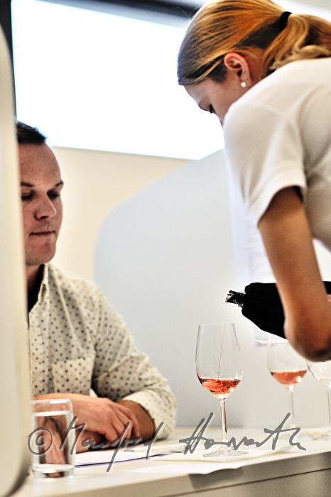 Weinverkostung von Rosé-Weinen durch eine Jury