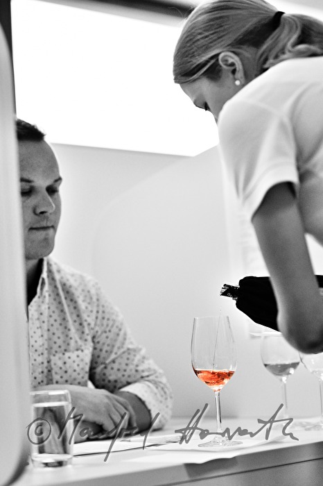 Weinverkostung von Rosé-Weinen durch eine Jury