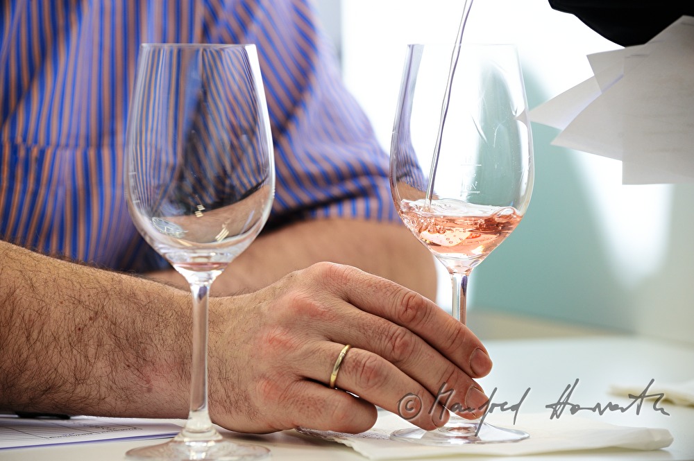 Weinverkostung von Rosé-Weinen durch eine Jury