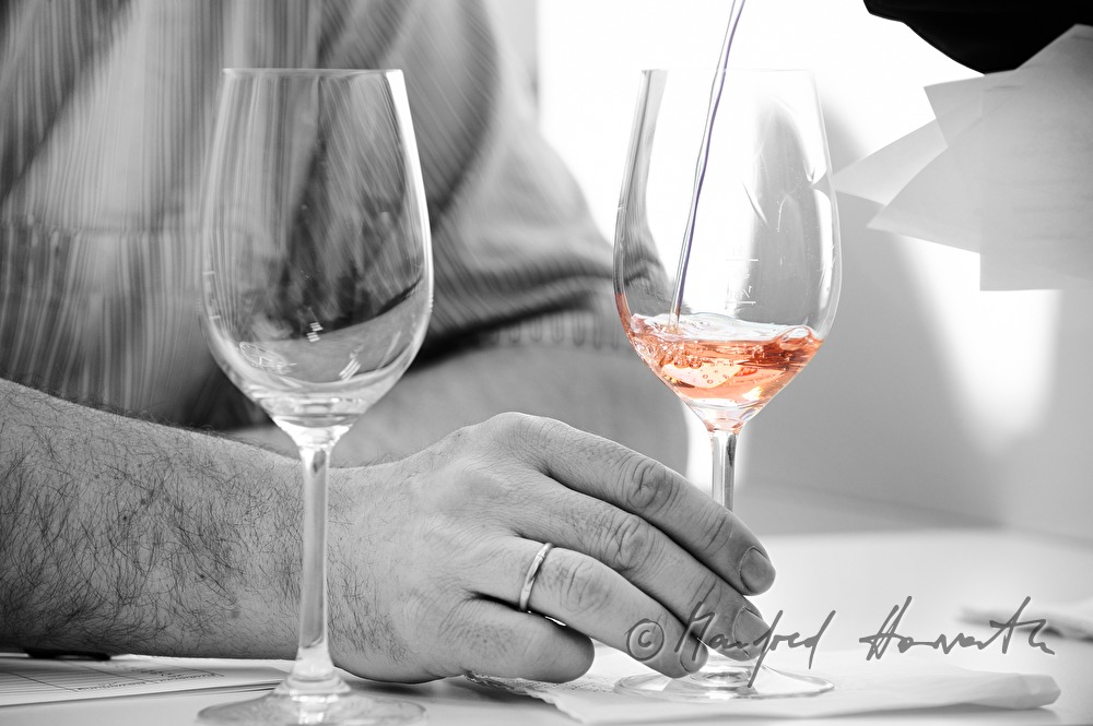 Weinverkostung von Rosé-Weinen durch eine Jury