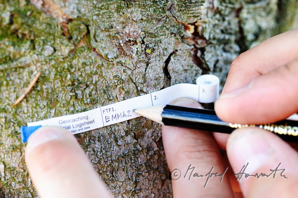 Beschriften des Logbuches im Geocache