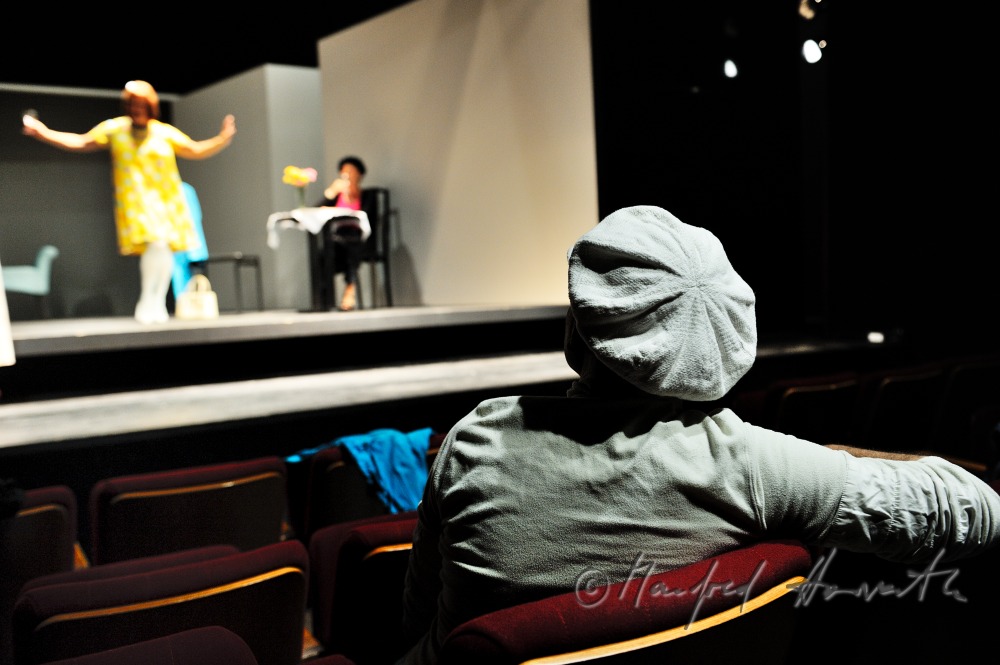 Regisseur bei den Proben zu einem Theaterstück