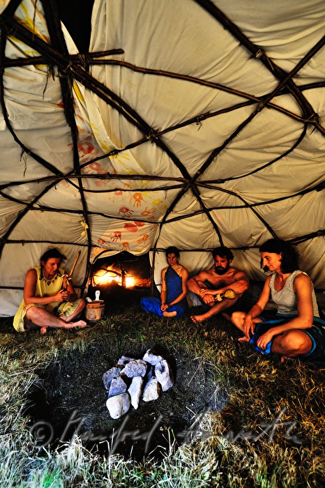 Teilnehmer an indianischem Ritual beten und singen
