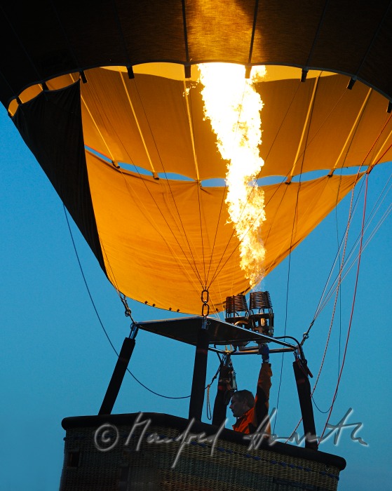 Pilot Andreas Simoner heizt seinen Ballon für den Aufstieg