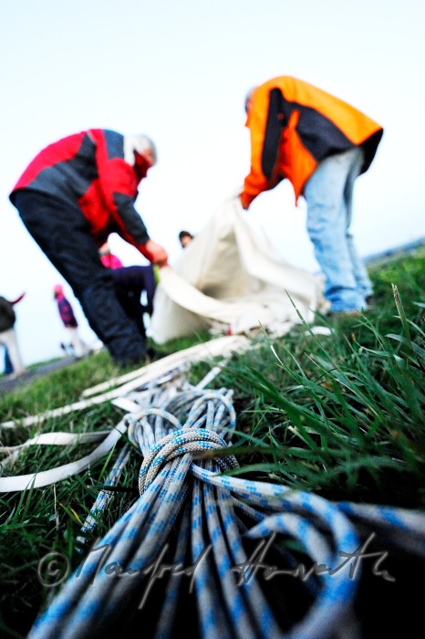 Aufbau des Ballones vor dem Start durch das Bodenpersonal